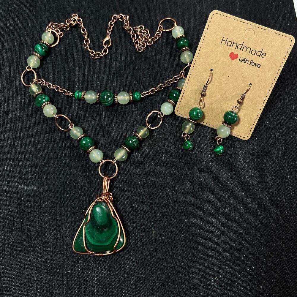 Malachite triangle cabochon  1 1/2 copper wire wrap green black 20 inches - Picture 2 of 3